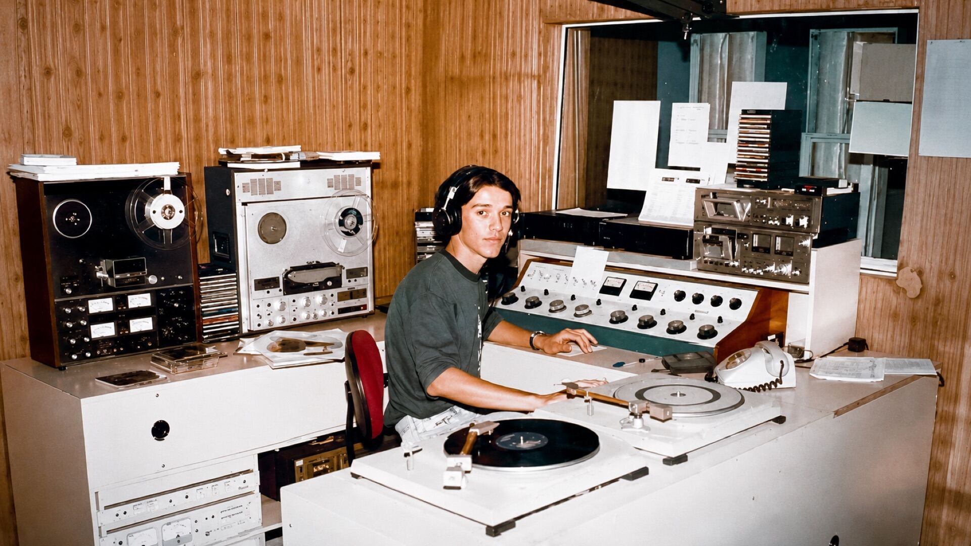 Marcos Paiva jovem no estúdio de rádio
